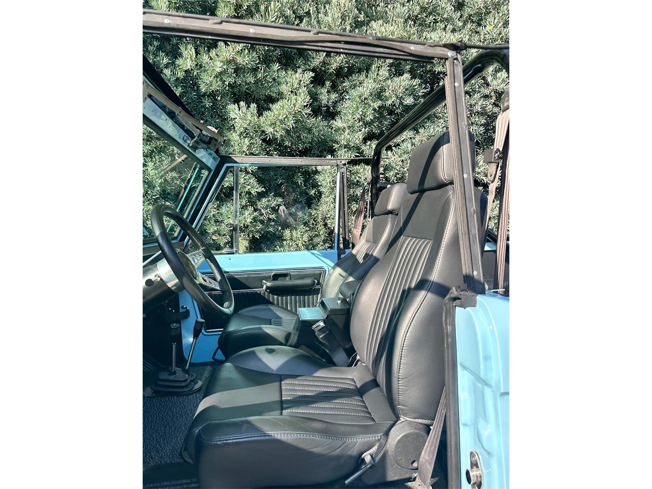 Ford-Bronco-1974-Baby-Blue-Black-Leather-9