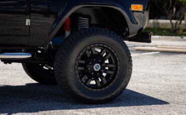 Ford-Bronco-1974-SUV-35