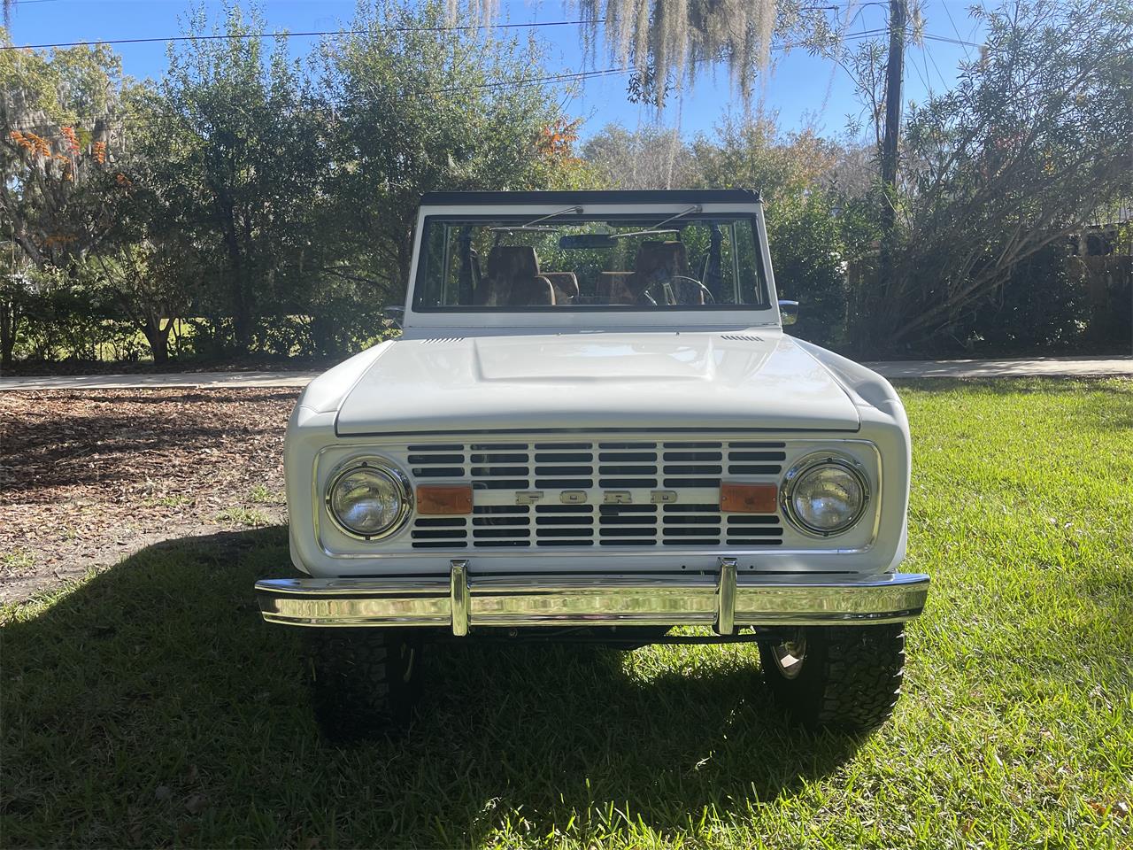 Ford-Bronco-1974-White-Black-1