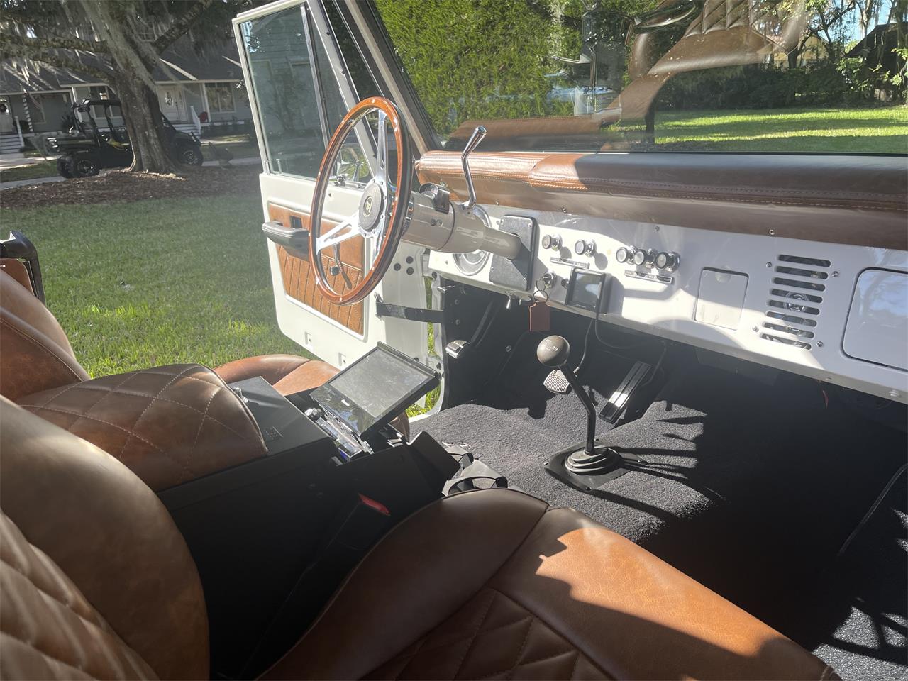 Ford-Bronco-1974-White-Black-12