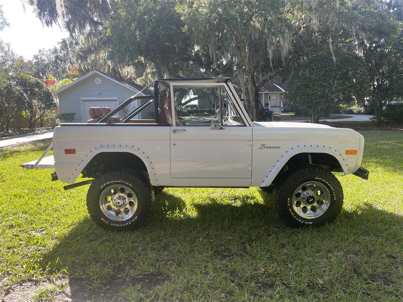 Ford-Bronco-1974-White-Black-2