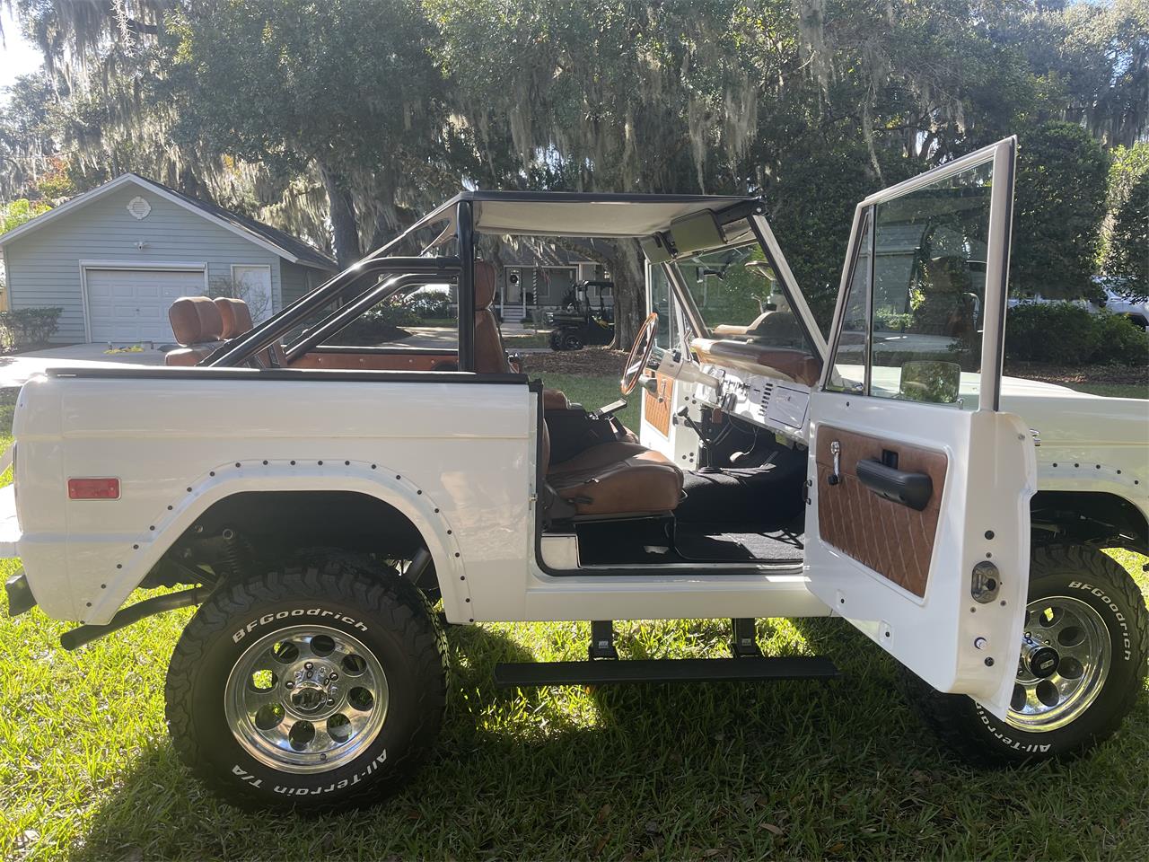 Ford-Bronco-1974-White-Black-3