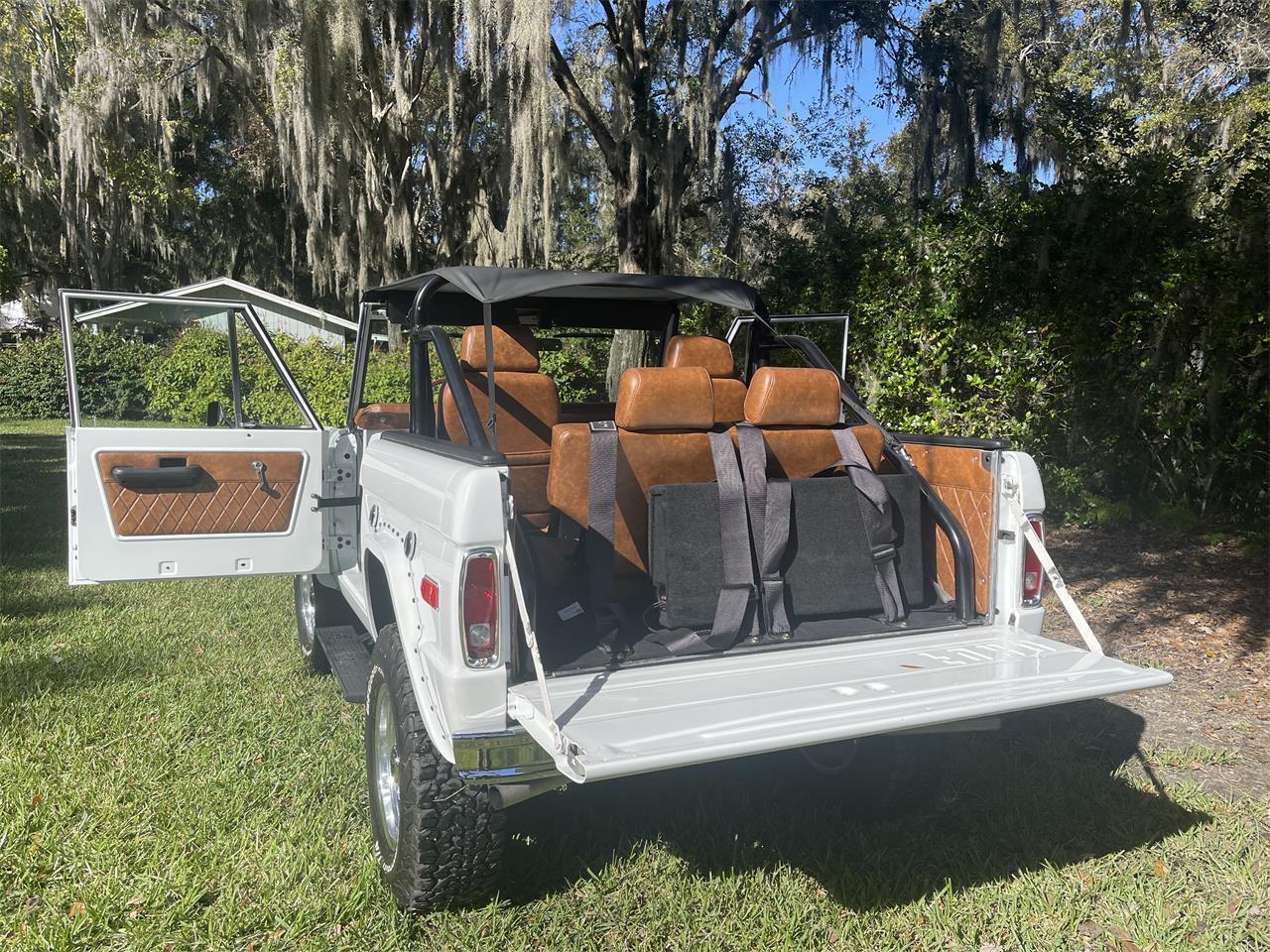 Ford-Bronco-1974-White-Black-4