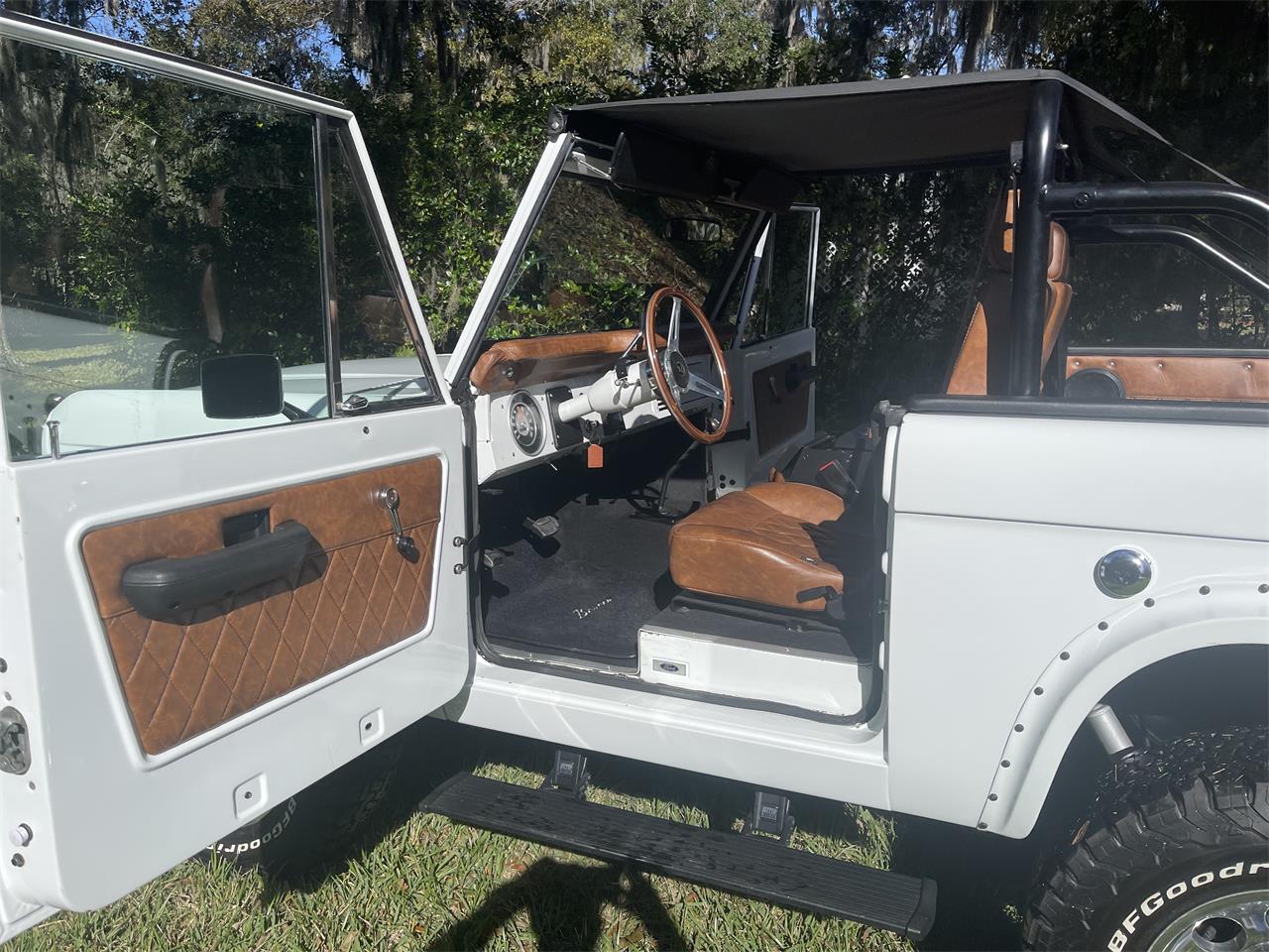 Ford-Bronco-1974-White-Black-5