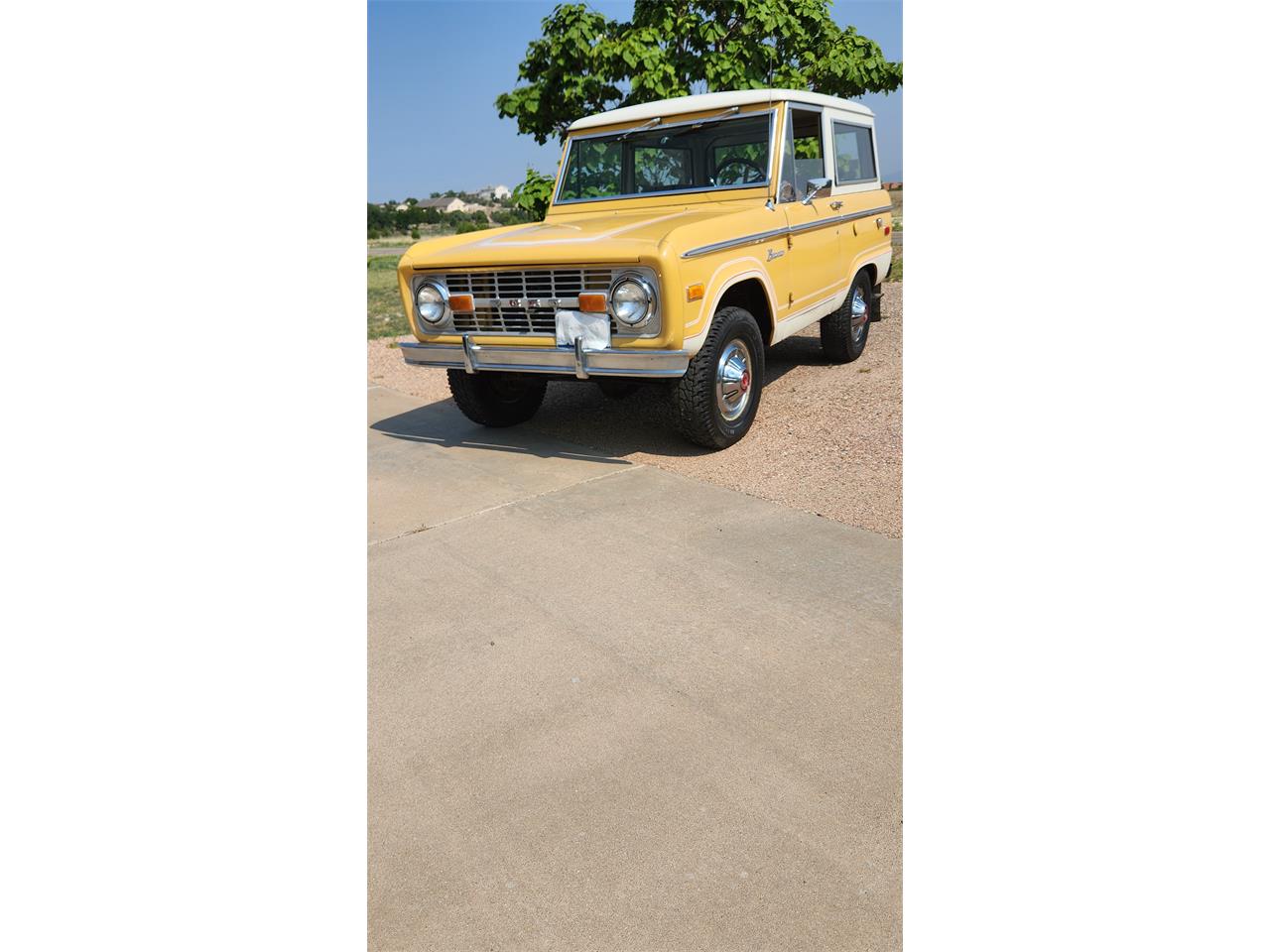 Ford-Bronco-1974-yellow-and-white-brown-1