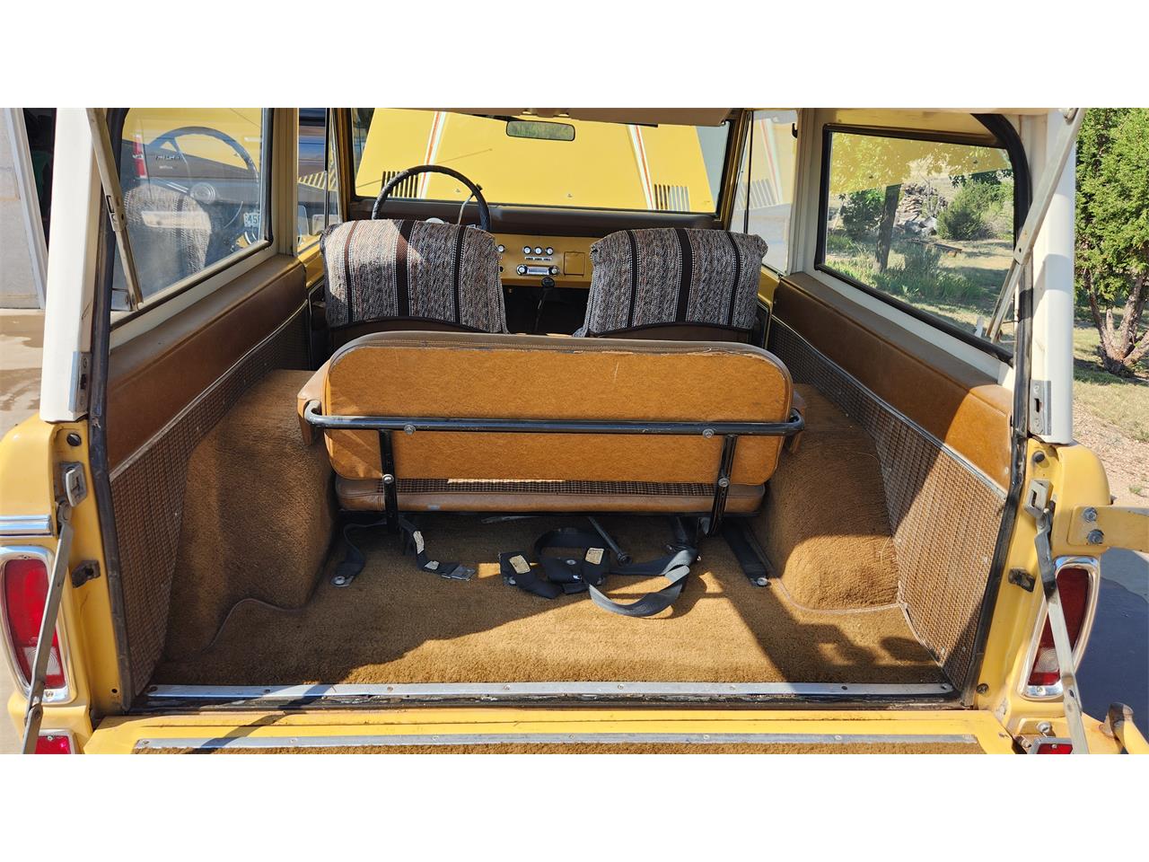 Ford-Bronco-1974-yellow-and-white-brown-15