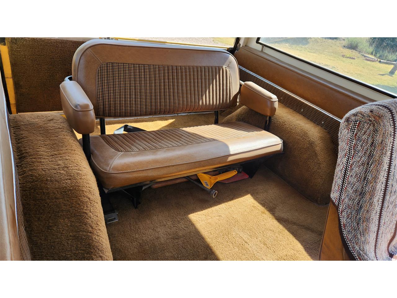 Ford-Bronco-1974-yellow-and-white-brown-16
