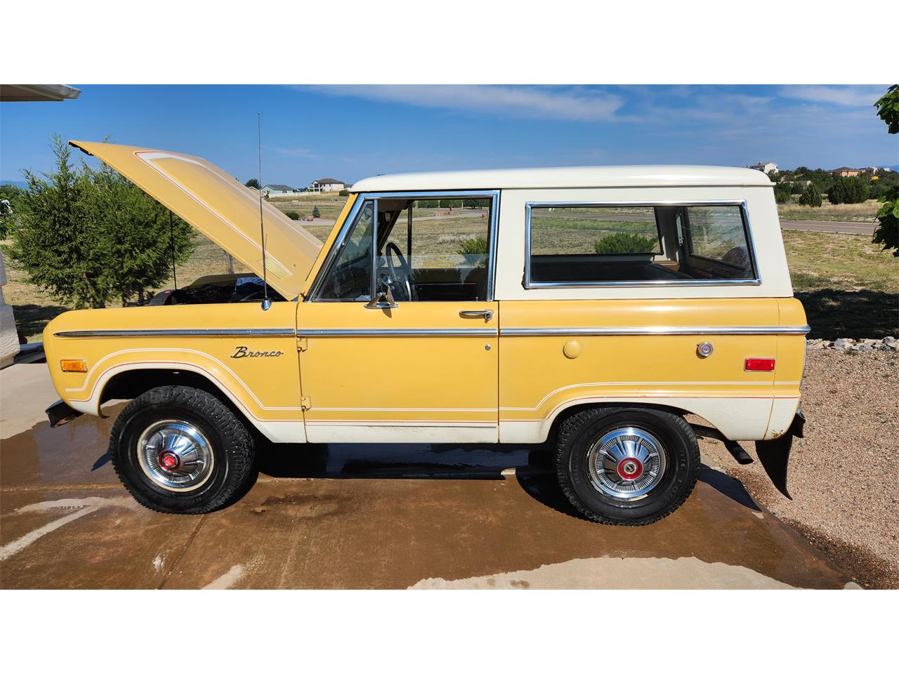 Ford-Bronco-1974-yellow-and-white-brown-2