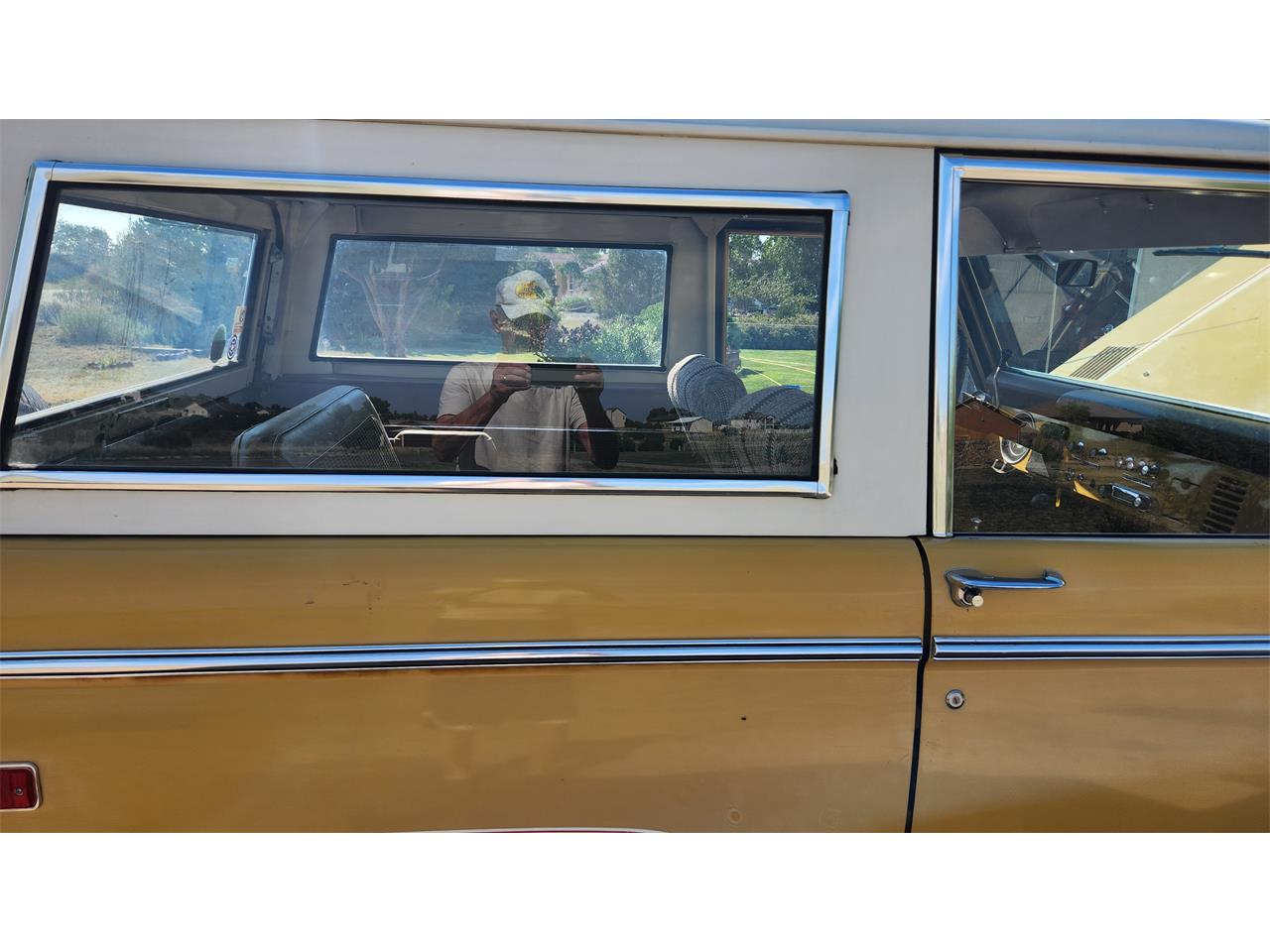 Ford-Bronco-1974-yellow-and-white-brown-23
