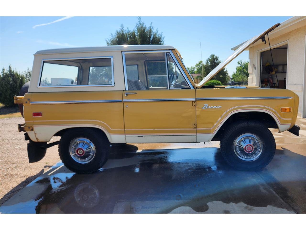 Ford-Bronco-1974-yellow-and-white-brown-24