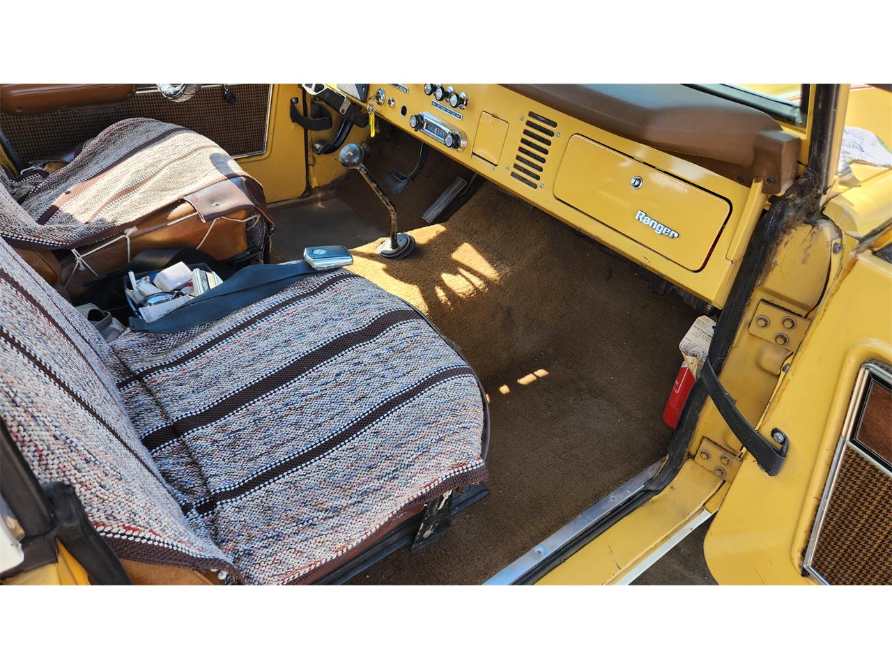 Ford-Bronco-1974-yellow-and-white-brown-25