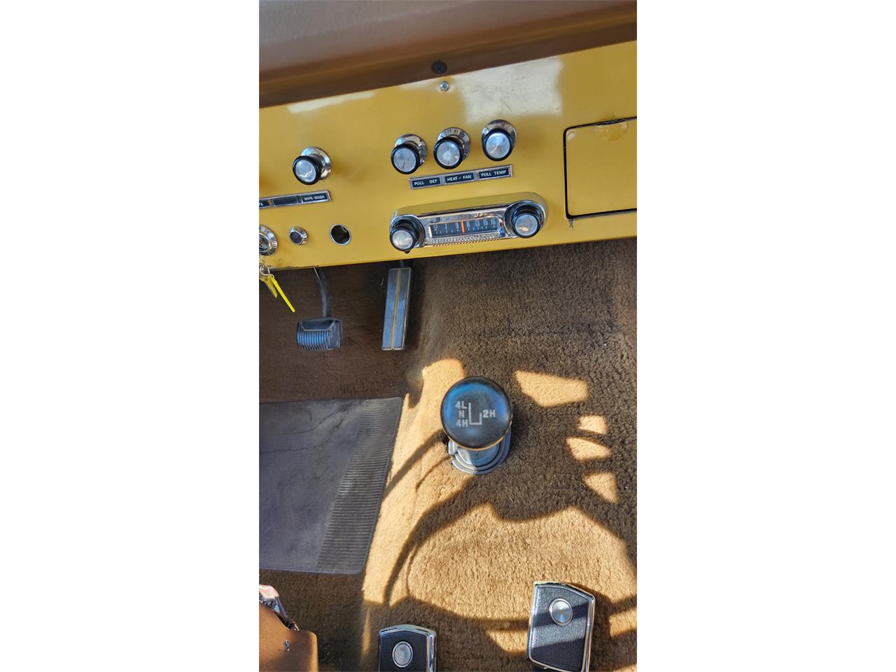 Ford-Bronco-1974-yellow-and-white-brown-28