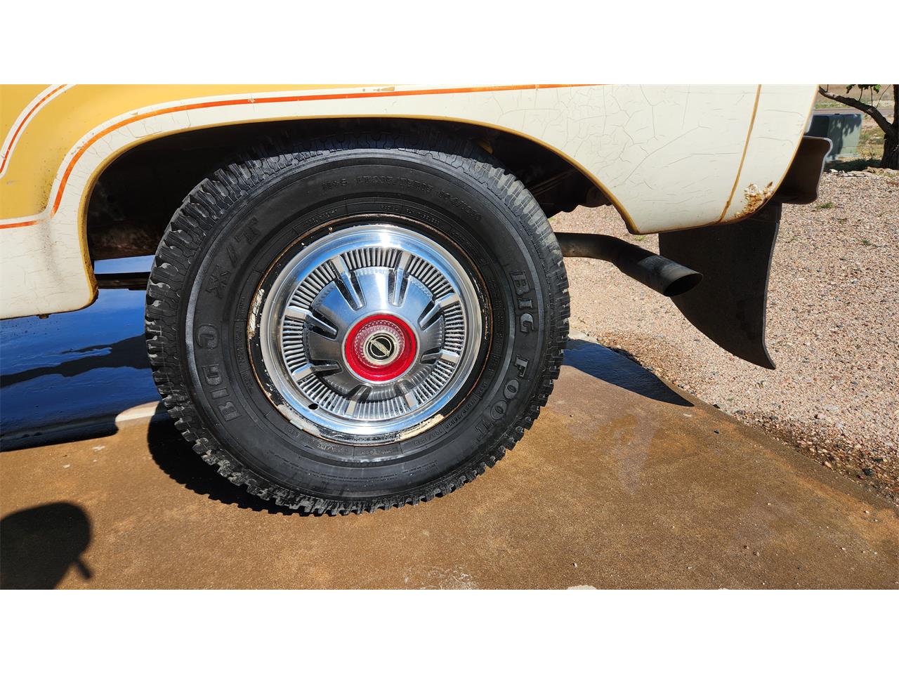 Ford-Bronco-1974-yellow-and-white-brown-30