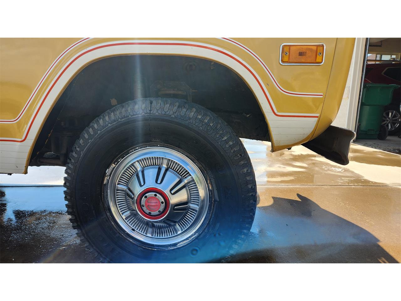 Ford-Bronco-1974-yellow-and-white-brown-31