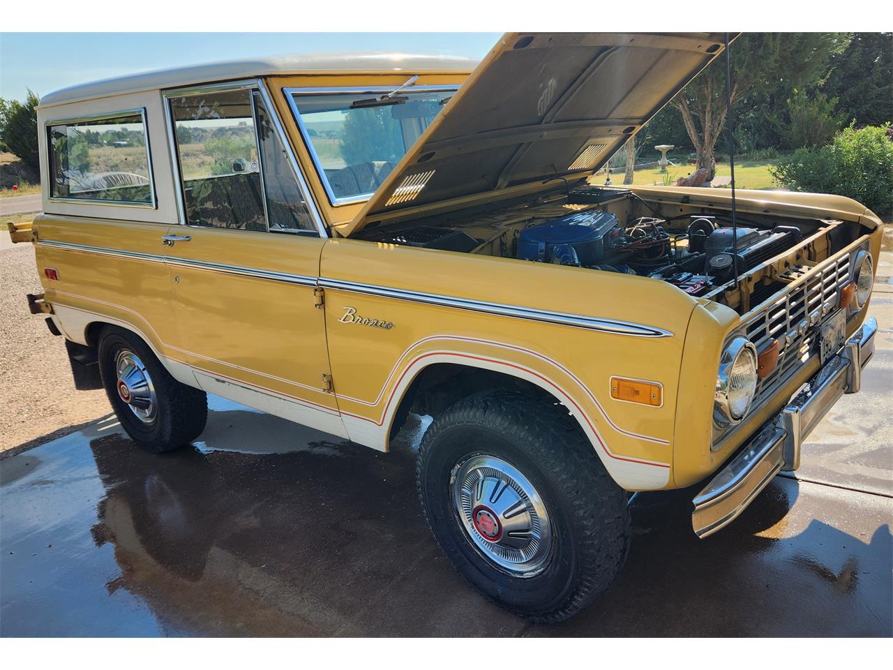 Ford-Bronco-1974-yellow-and-white-brown-6
