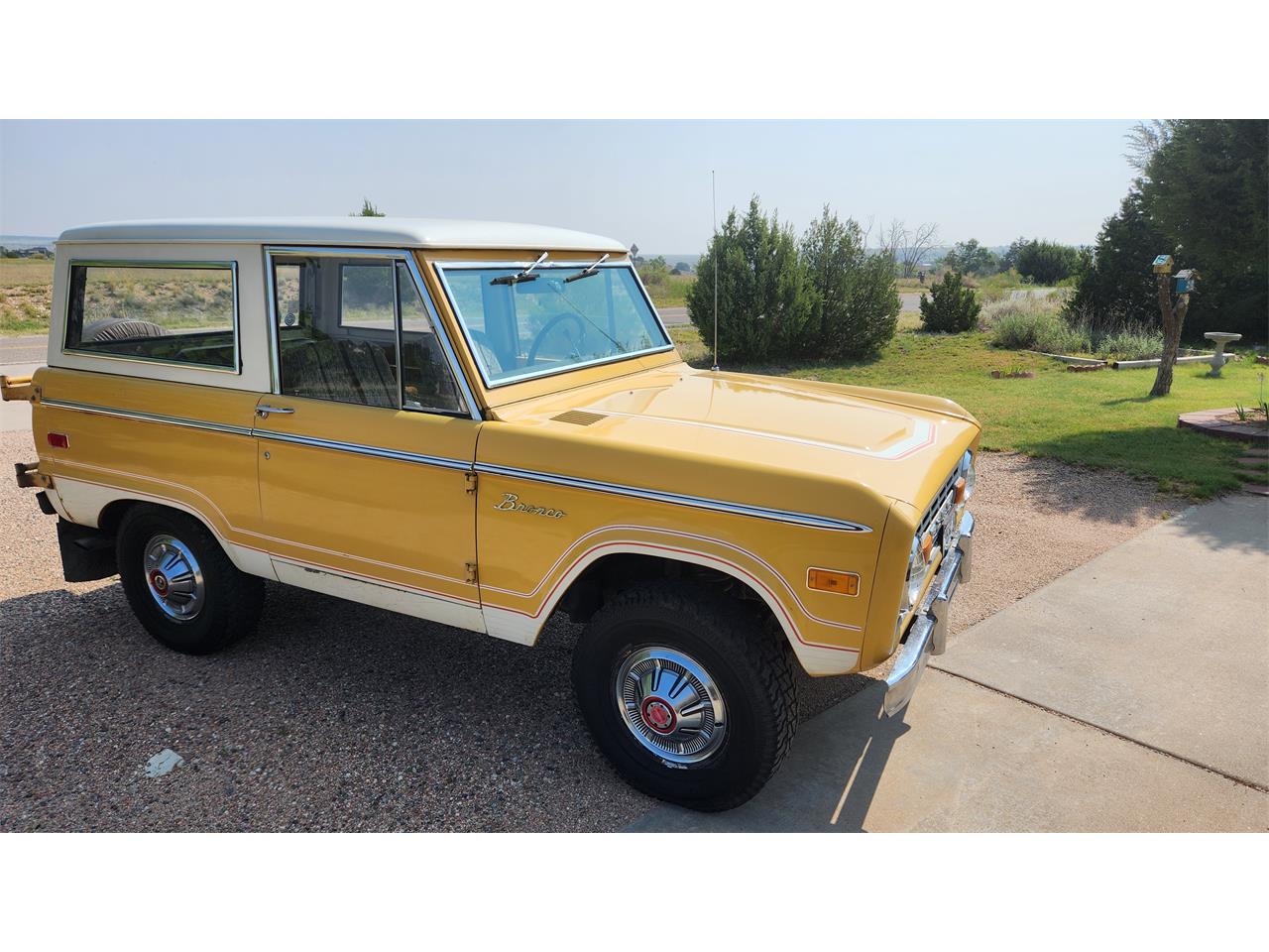 Ford-Bronco-1974-yellow-and-white-brown-7