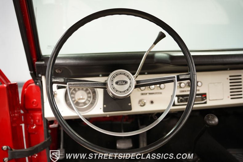 Ford-Bronco-1975-Red-White-49