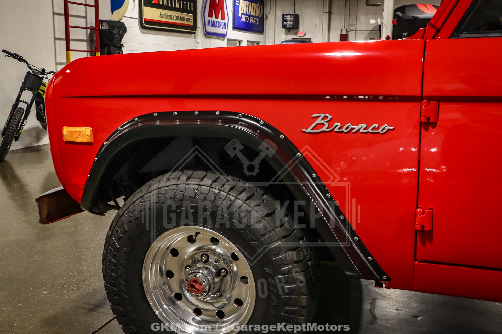 Ford-Bronco-1976-Red-White-36