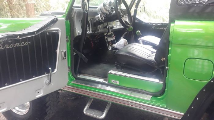 Ford-Bronco-1977-Green-11