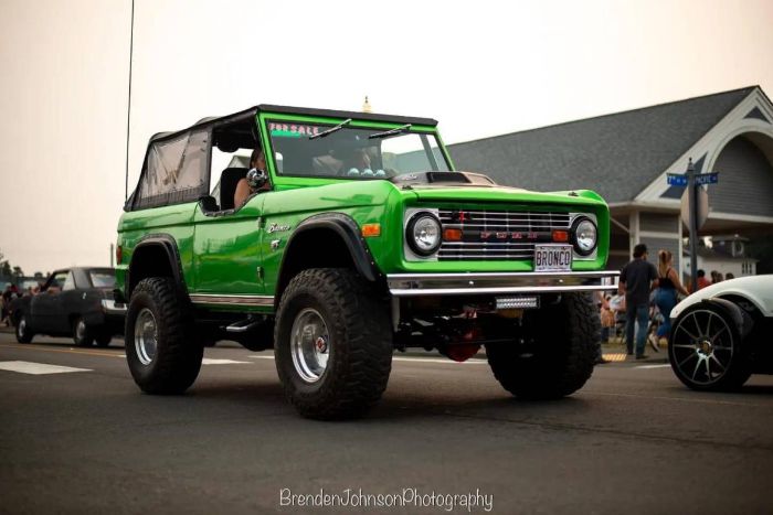Ford-Bronco-1977-Green-12