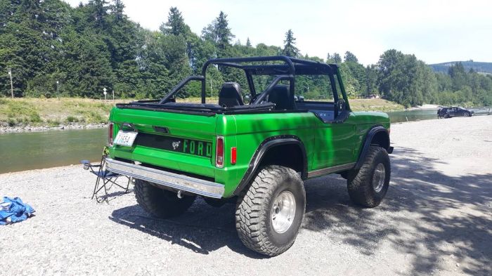 Ford-Bronco-1977-Green-16