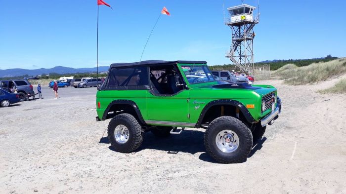 Ford-Bronco-1977-Green-18