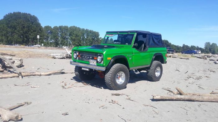 Ford-Bronco-1977-Green-23