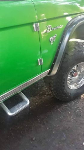 Ford-Bronco-1977-Green-7