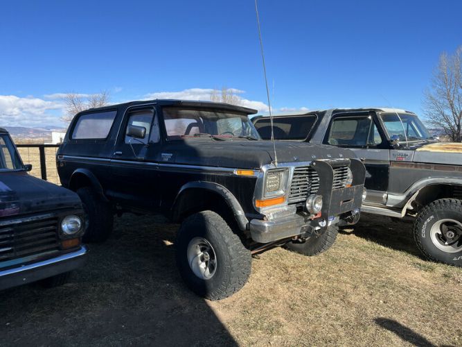 Ford-Bronco-1978-Black-Red-5