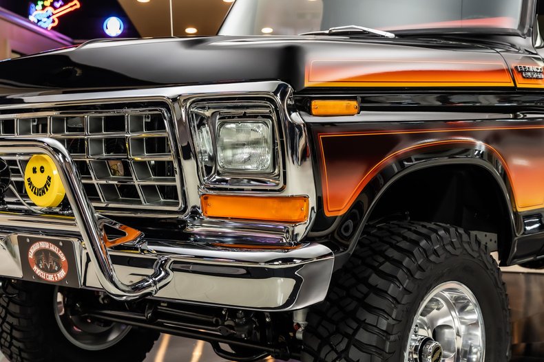 Ford-Bronco-1979-Black-Red-26