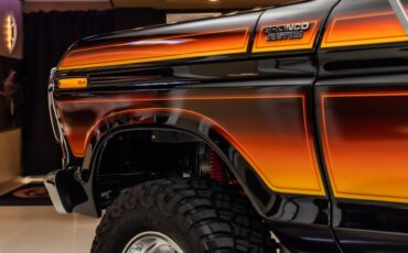 Ford-Bronco-1979-Black-Red-33