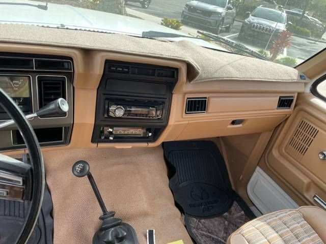 Ford-Bronco-1984-Custom-6