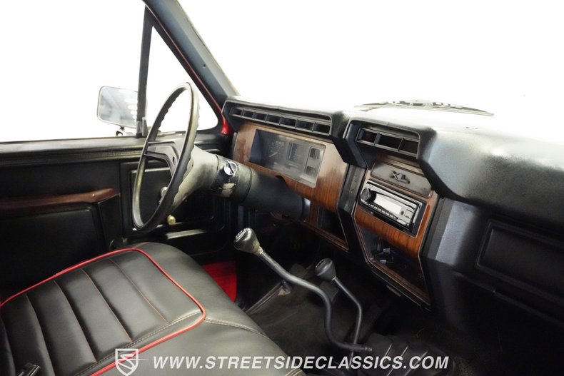 Ford-Bronco-1985-Red-Black-10