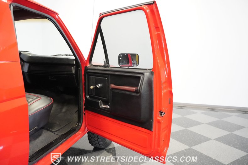Ford-Bronco-1985-Red-Black-12