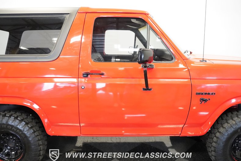 Ford-Bronco-1985-Red-Black-14