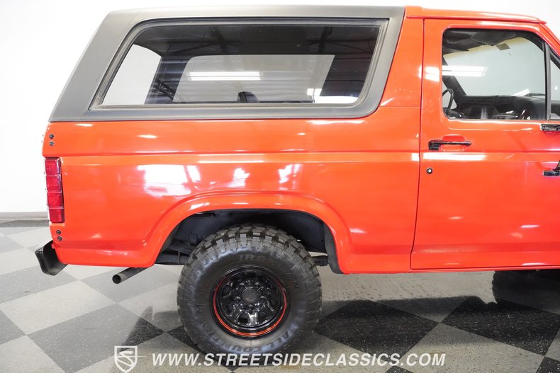 Ford-Bronco-1985-Red-Black-15