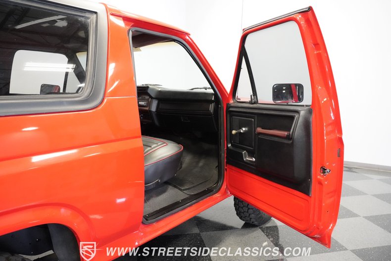 Ford-Bronco-1985-Red-Black-17