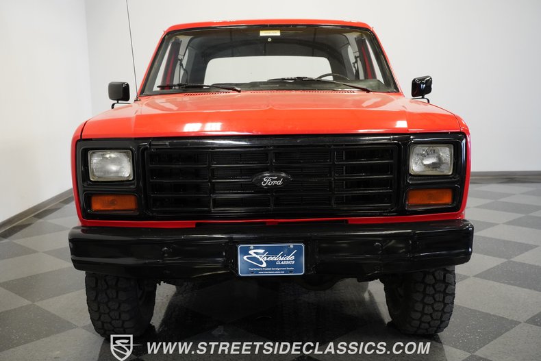 Ford-Bronco-1985-Red-Black-20