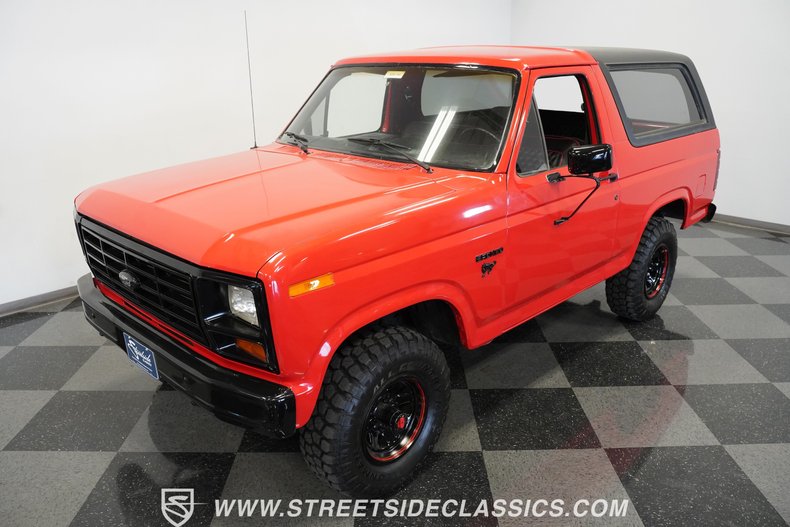 Ford-Bronco-1985-Red-Black-23