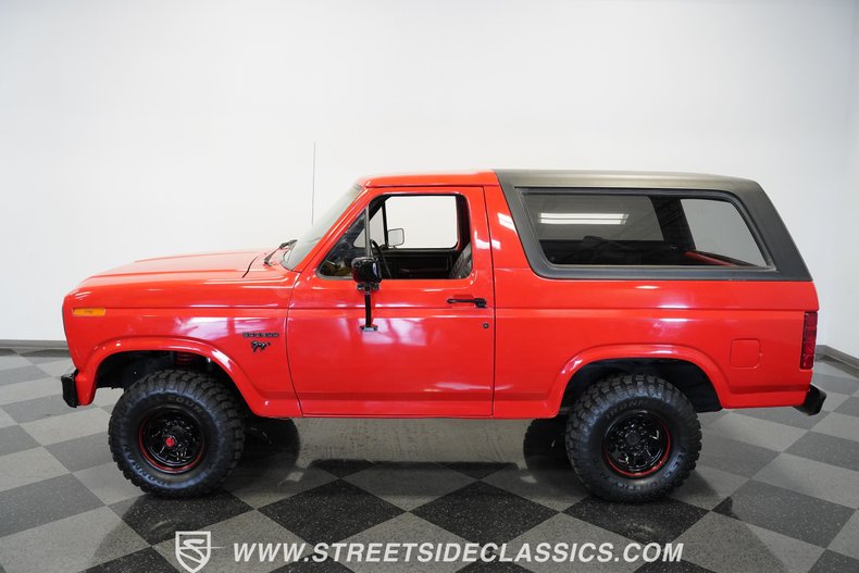 Ford-Bronco-1985-Red-Black-24