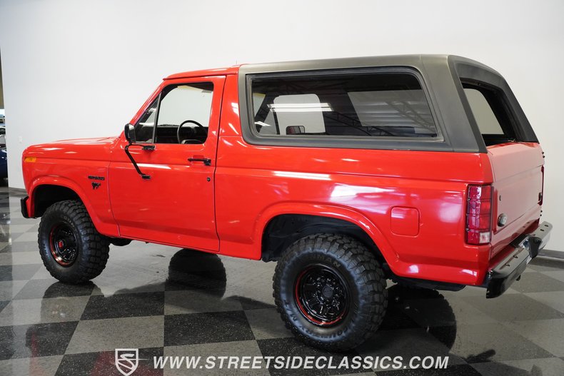 Ford-Bronco-1985-Red-Black-25