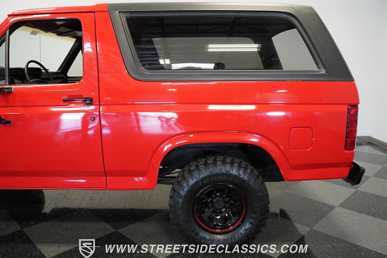 Ford-Bronco-1985-Red-Black-28