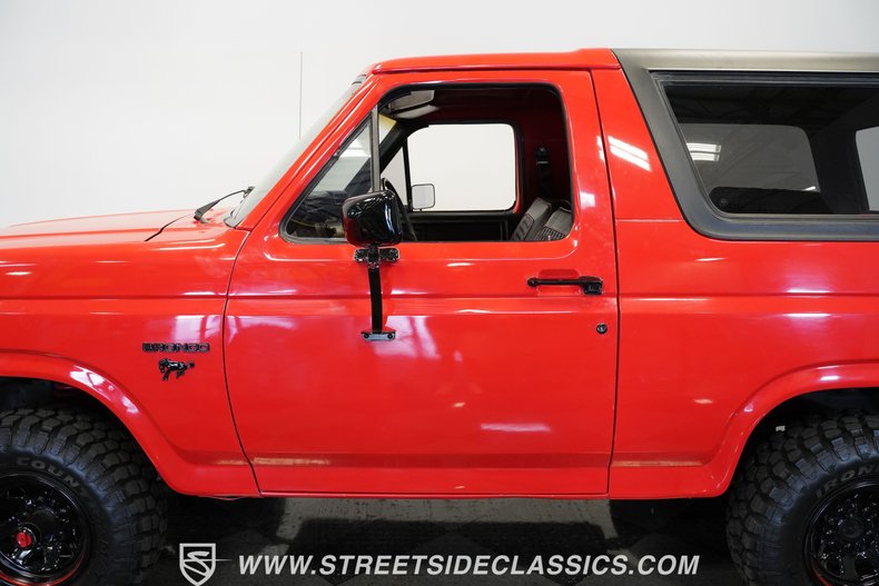 Ford-Bronco-1985-Red-Black-29