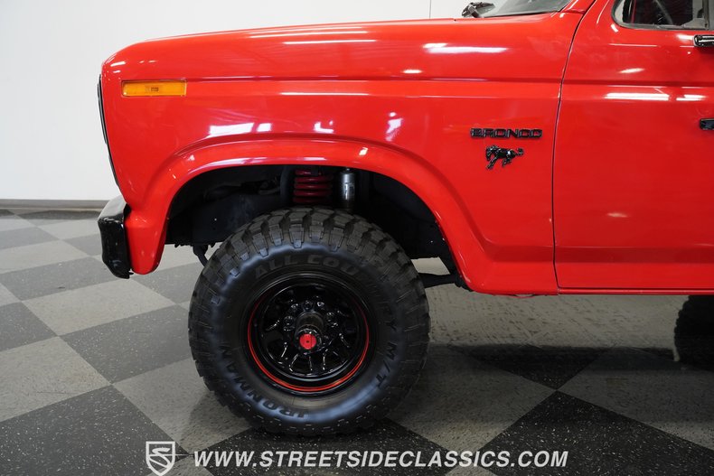 Ford-Bronco-1985-Red-Black-30