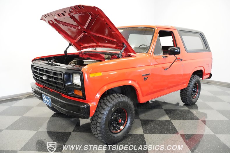 Ford-Bronco-1985-Red-Black-32