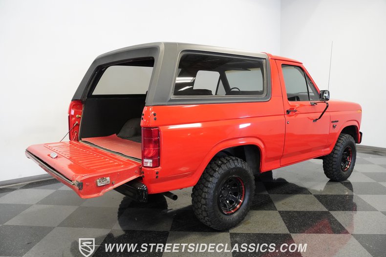Ford-Bronco-1985-Red-Black-35