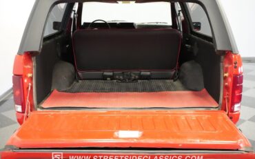 Ford-Bronco-1985-Red-Black-36
