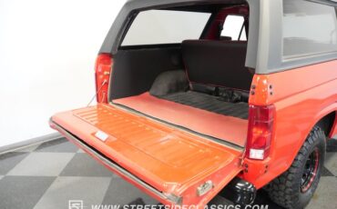 Ford-Bronco-1985-Red-Black-37