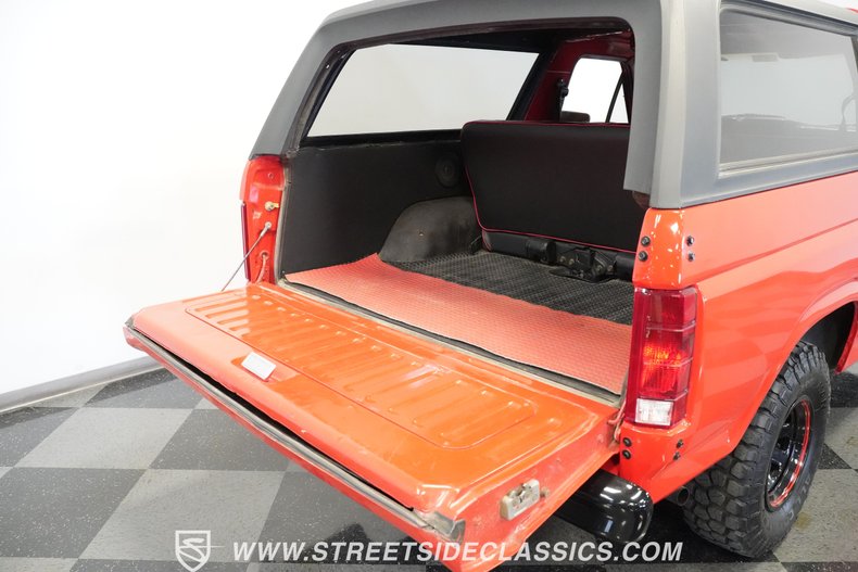 Ford-Bronco-1985-Red-Black-37