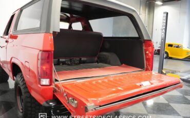 Ford-Bronco-1985-Red-Black-38